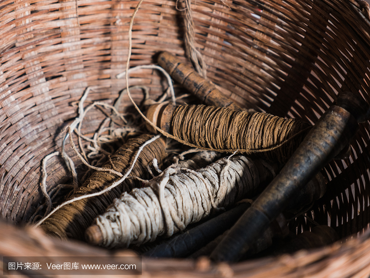 缅甸掸邦因莱湖莲花织布厂的一篮一卷莲花纤维线